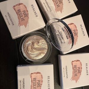 RealHer Pure Resolve Highlighter in Shimmering Gold